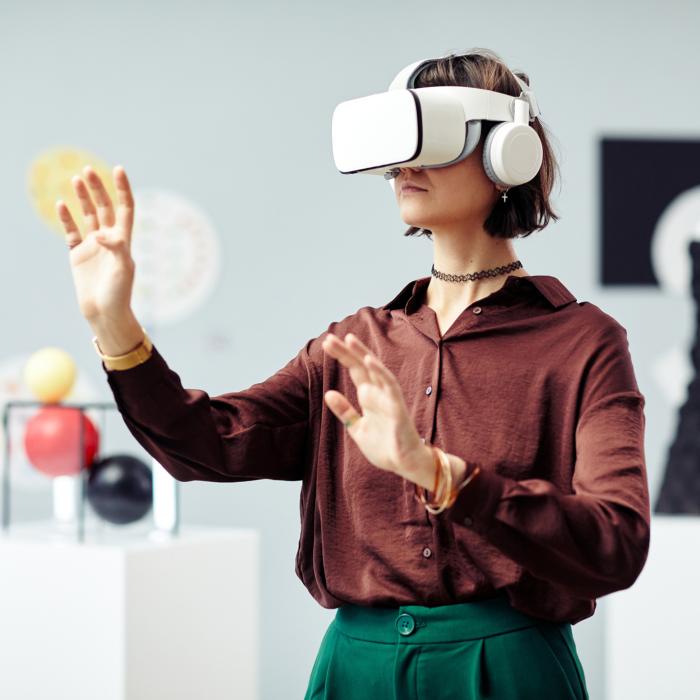 Studentessa UniBg in un museo che sperimenta la realtà virtuale indossando un visore Studentessa UniBg in un museo che sperimenta la realtà virtuale indossando un visore